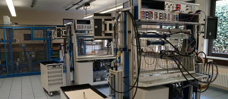 Ausbildungs- und Unterrichtsraum für Pneumatik, Elektropneumatik und Hydraulik im AZB Gernsbach