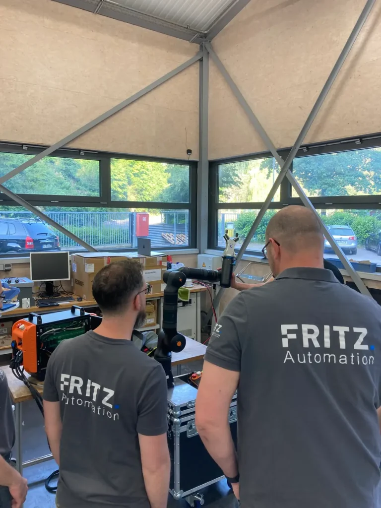 Mitarbeitende von Fritz Automation am Cobot