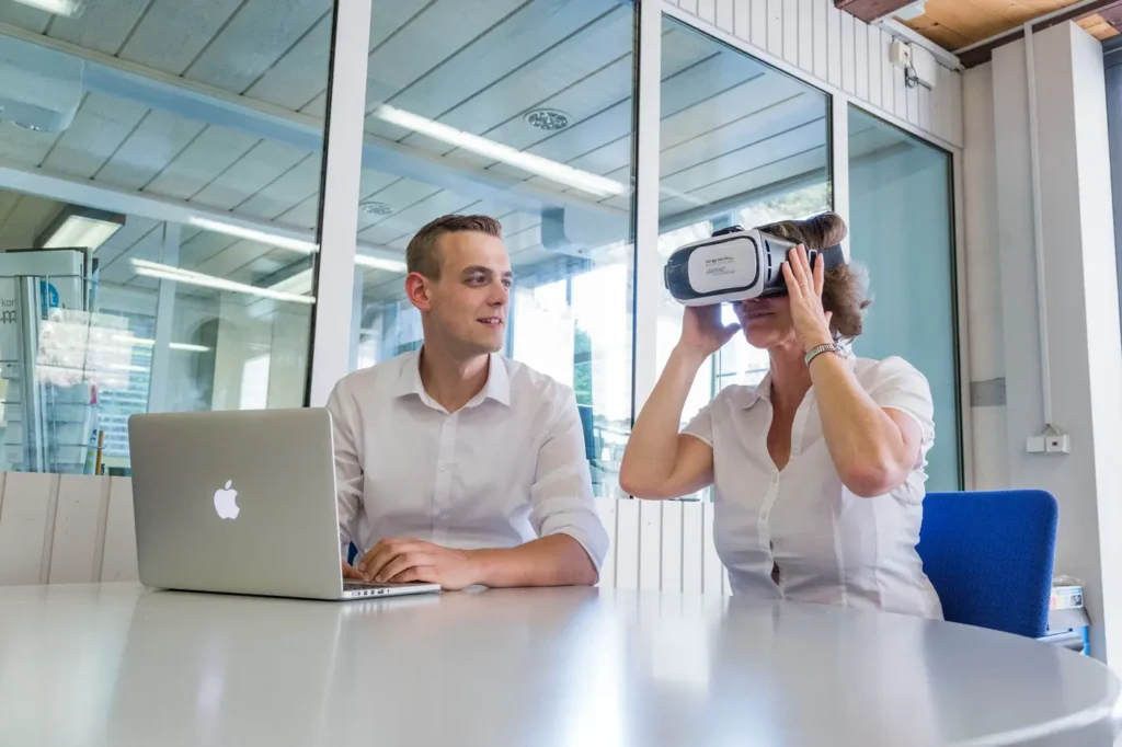 Dualer Student arbeitet im Team an einem Projekt